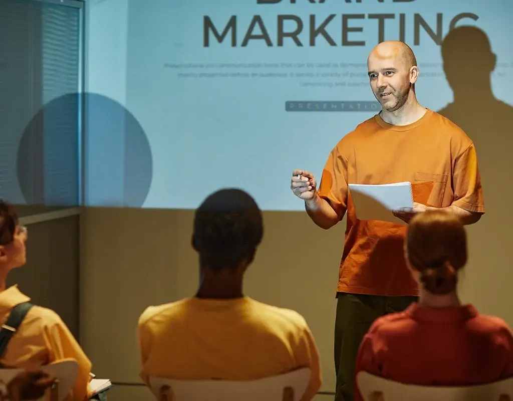 Strategic marketing plan for building materials with digital tools and construction materials.
